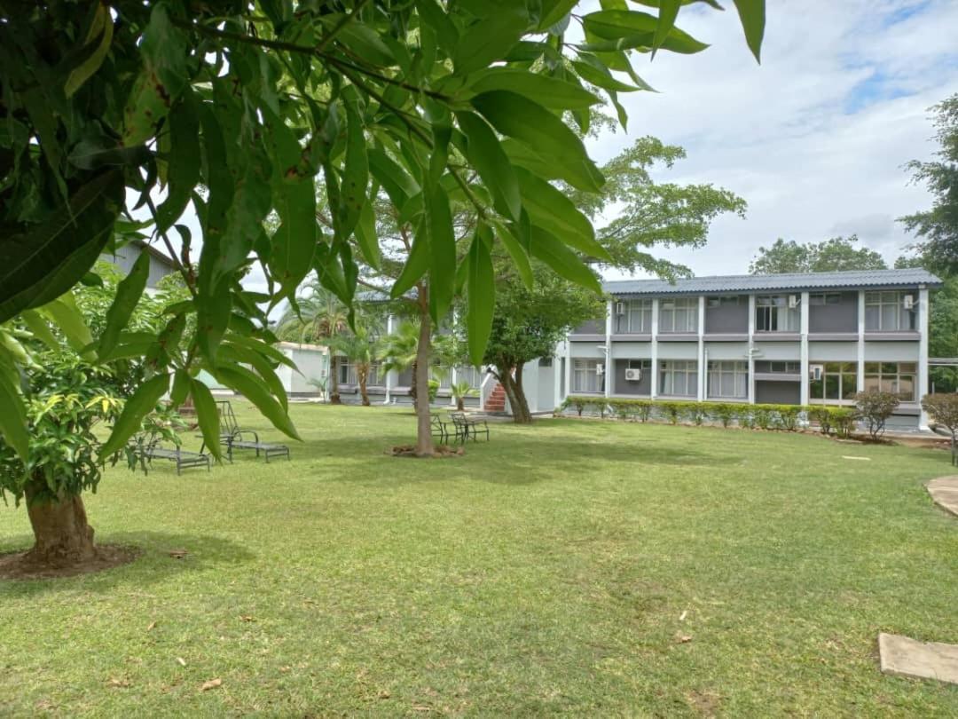 Crescent Lodge Ливингстън Екстериор снимка